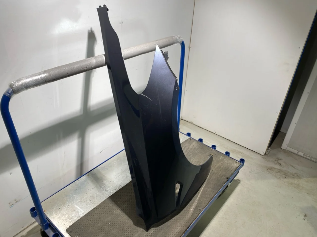 Tesla MODEL 3 2017--> Front right fender view 2