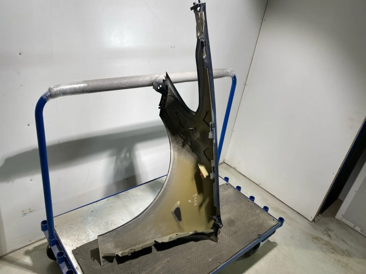 Tesla MODEL 3 2017--> Front right fender view 4
