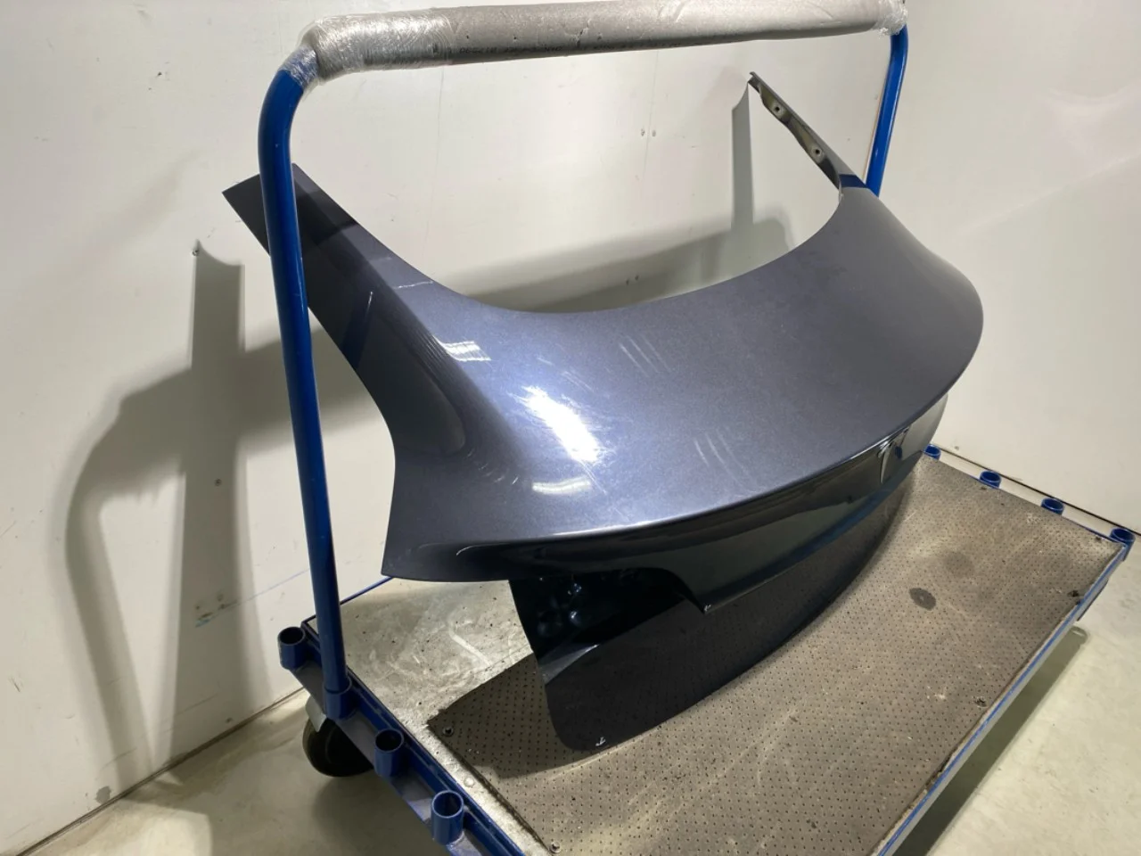 Tesla MODEL 3 2017--> Trunk lid, sedan view 2