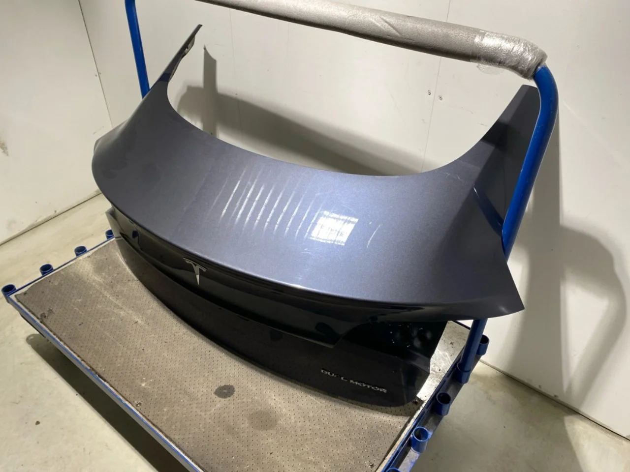 Tesla MODEL 3 2017--> Trunk lid, sedan view 3