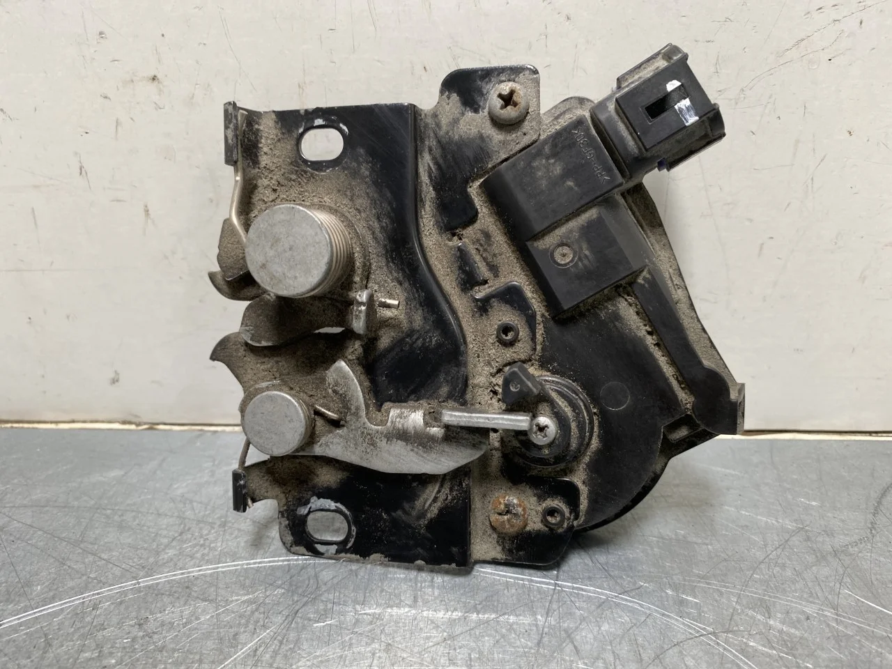 Nissan LEAF 2017-24 Hood latch