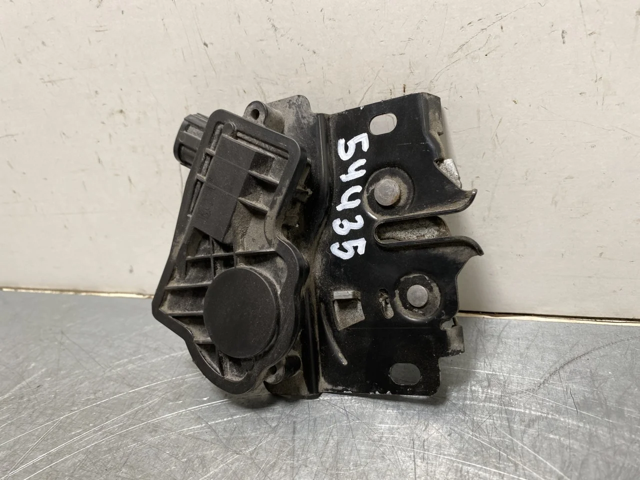 Nissan LEAF 2017-24 Hood latch view 2
