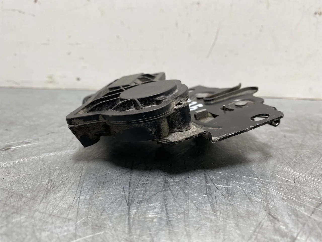 Nissan LEAF 2017-24 Hood latch view 3