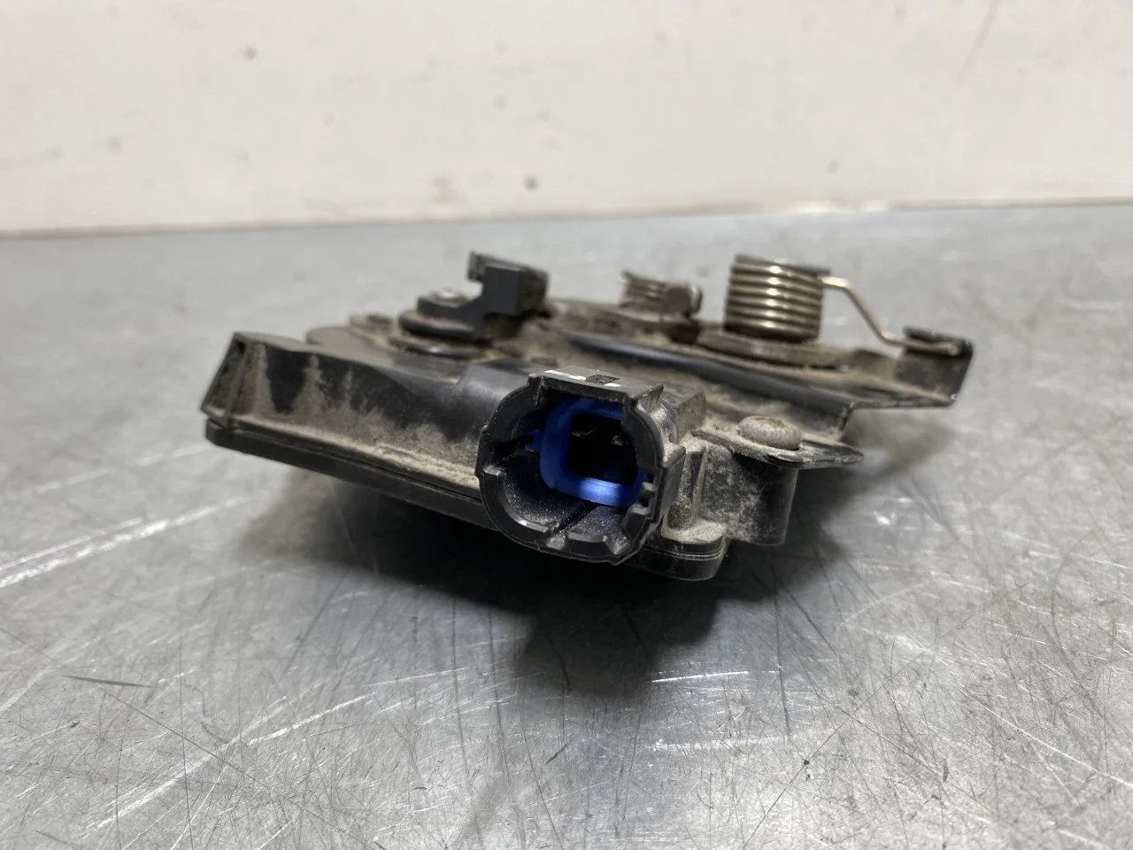 Nissan LEAF 2017-24 Hood latch view 4