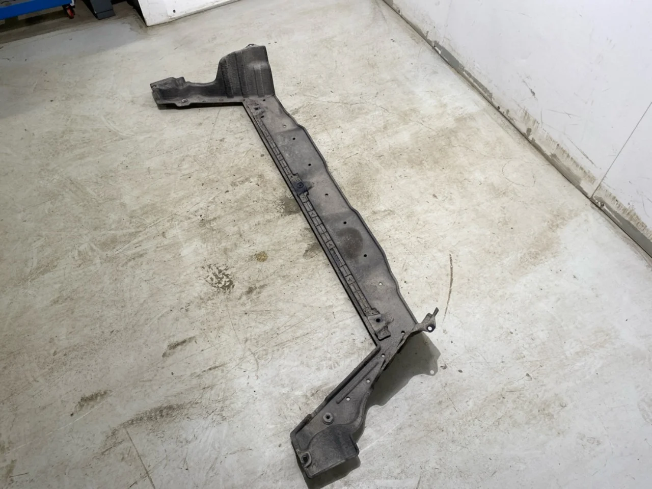 Underbody protection plate (engine/gearbox/floor) view 2
