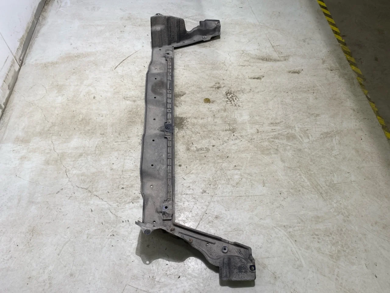Underbody protection plate (engine/gearbox/floor) view 4