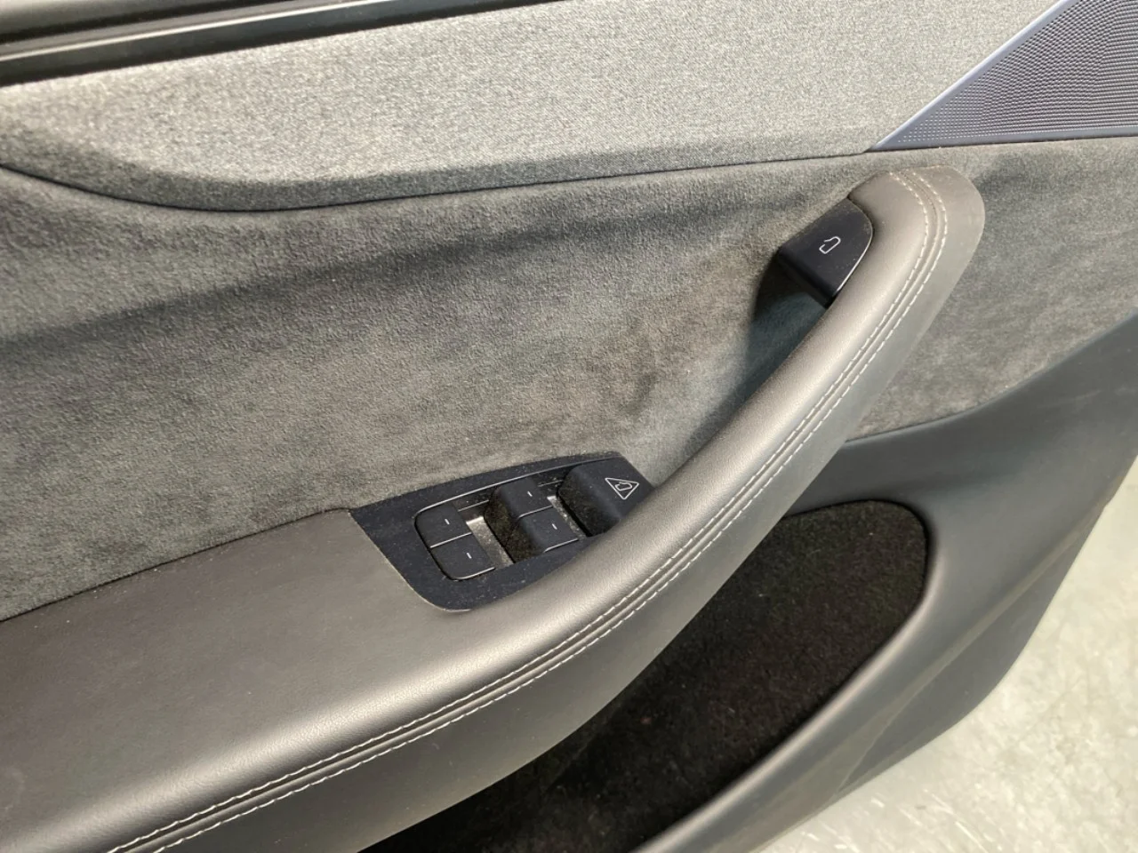 Tesla MODEL Y 2021- Ajtókárpit, bal nézet 2