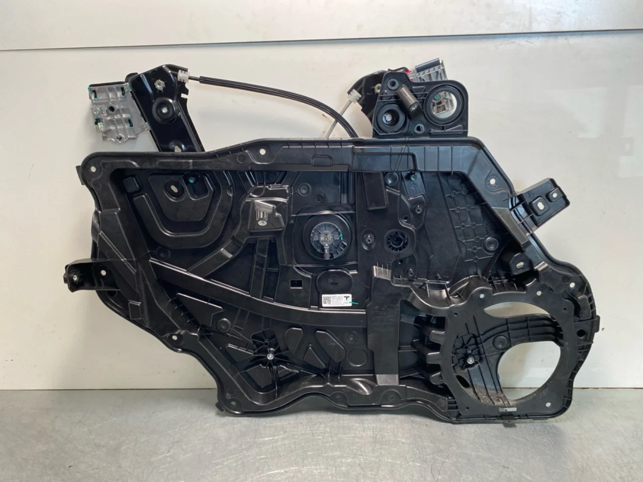 Tesla MODEL Y 2021- Elektromos ablakemelő, komplett nézet 2