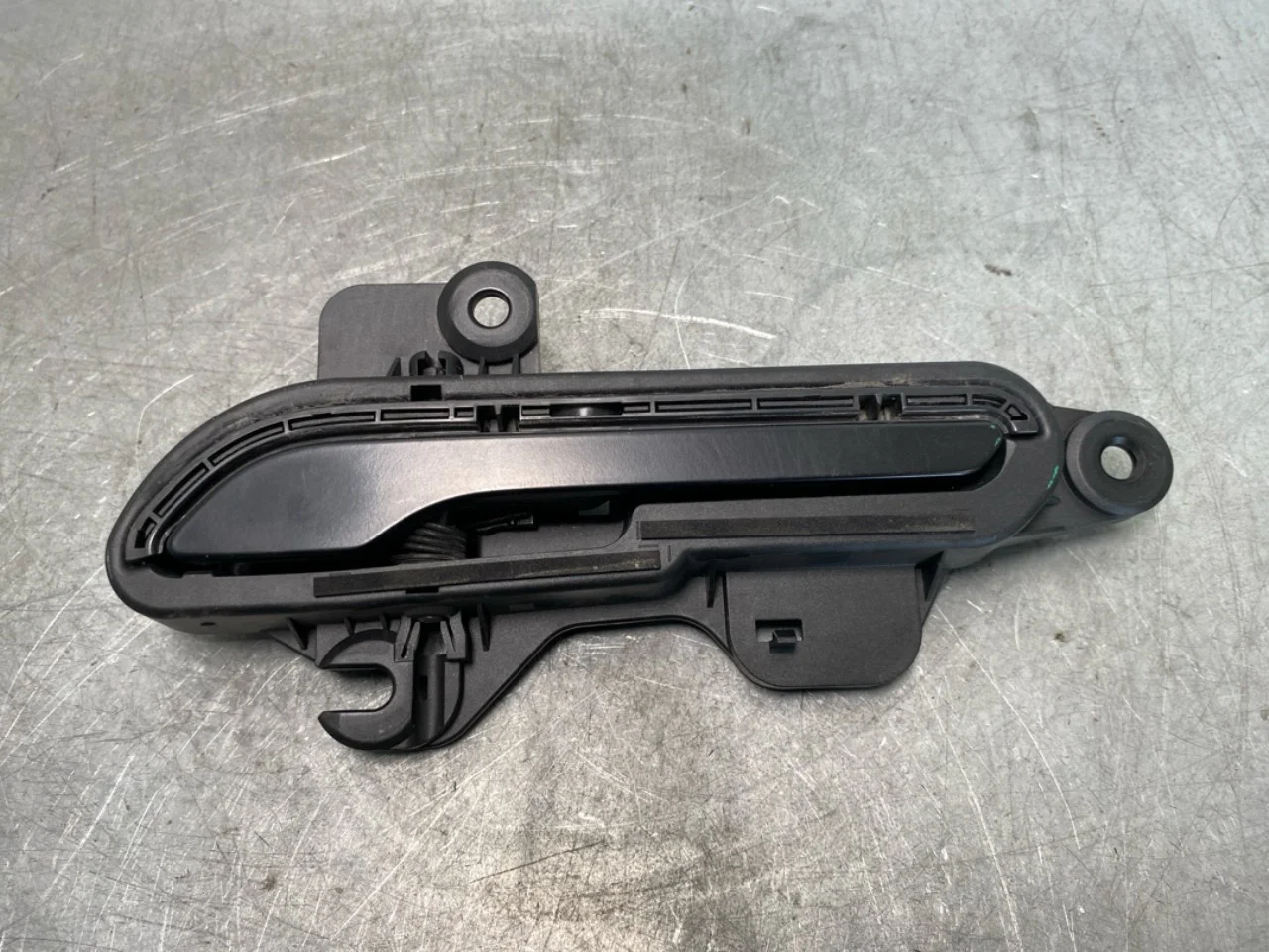Tesla MODEL Y 2021- Left exterior door handle view 2