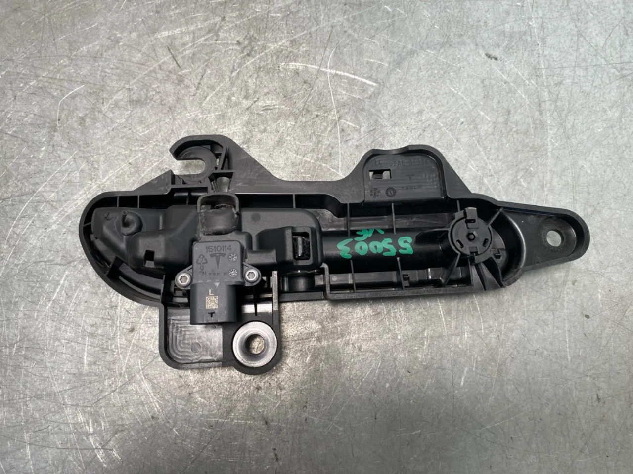 Tesla MODEL Y 2021- Left exterior door handle view 3