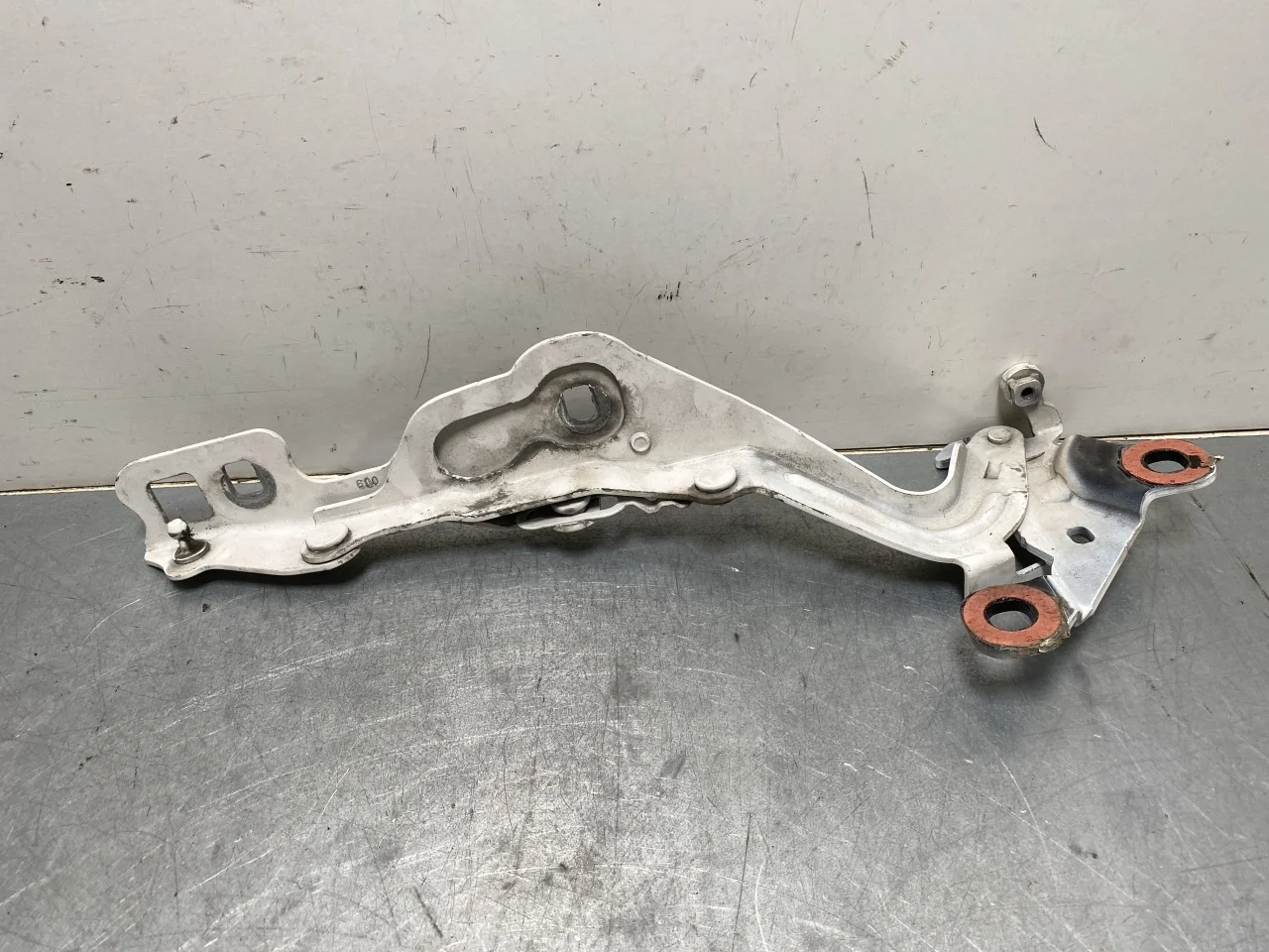 Ford MUSTANG MACH-E 2021- Hood hinge(s)