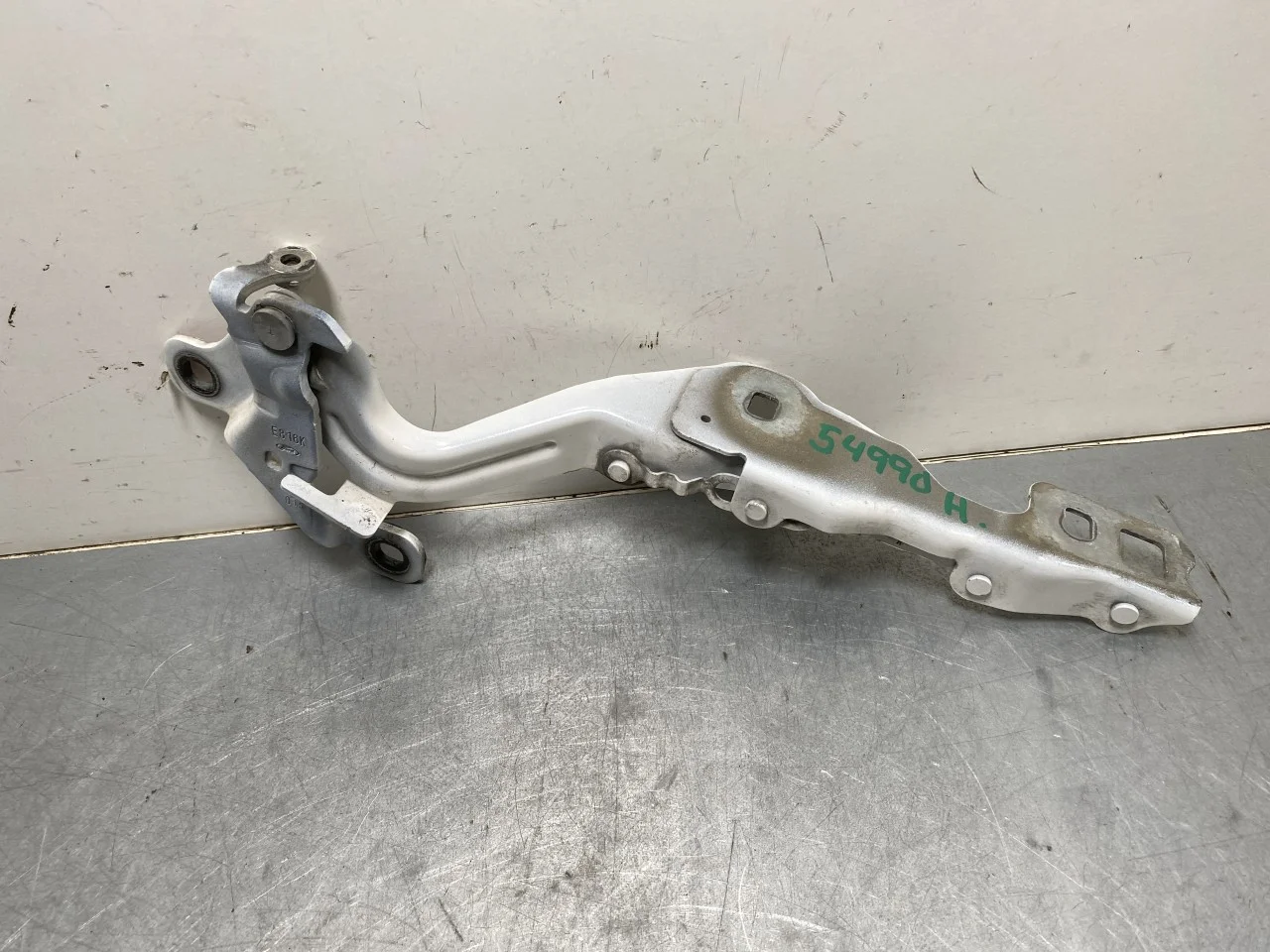 Ford MUSTANG MACH-E 2021- Hood hinge(s) view 2