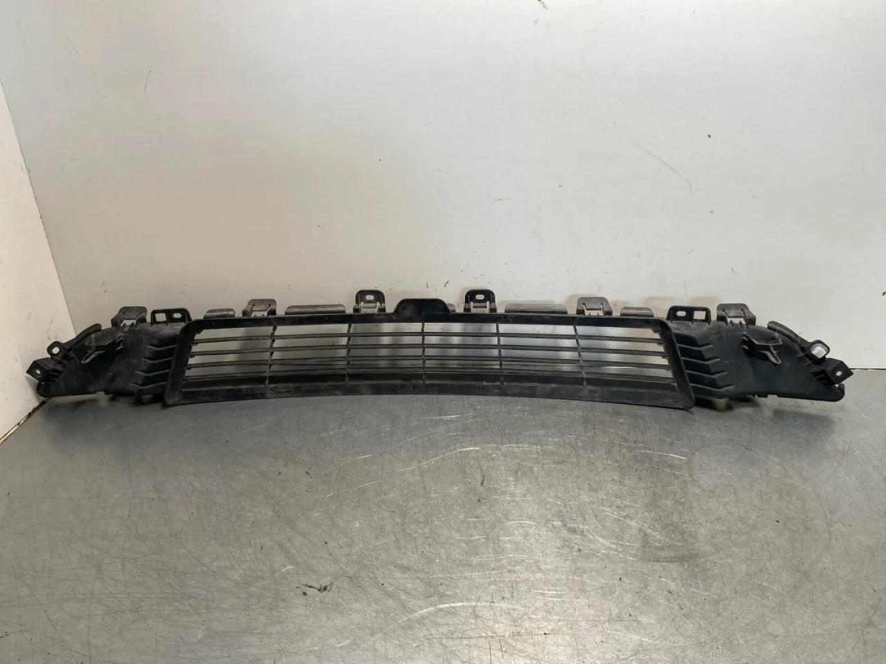 Tesla MODEL Y 2021- Grille, center section view 2