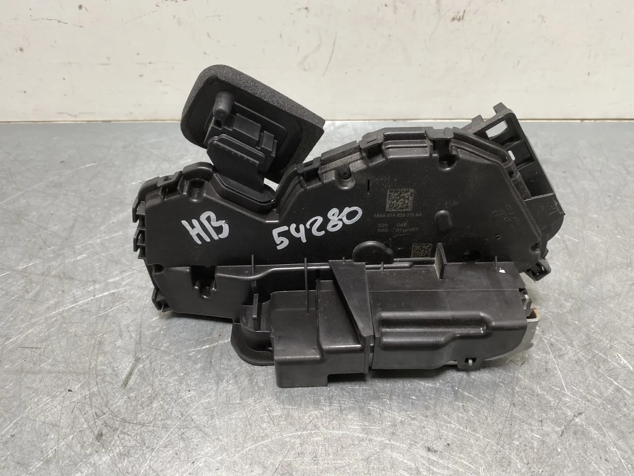 Ford EXPLORER ELECTRIC 2024- Door lock housing view 2