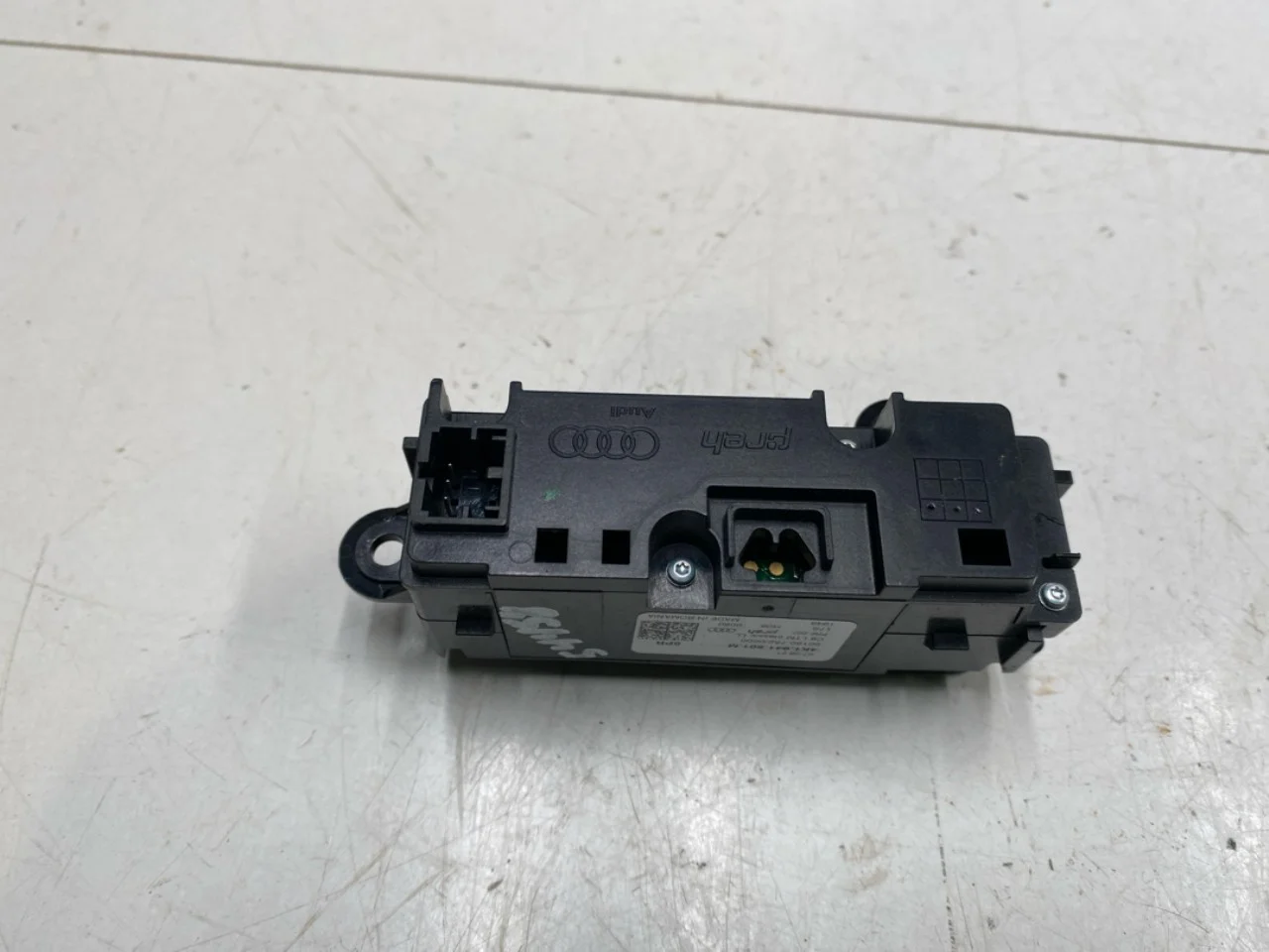 Audi E-TRON, S GE 2019- Headlight switch view 2