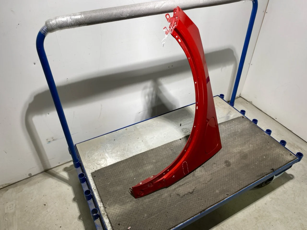 Volvo XC40/RECHARGE 2018- Front left fender view 3