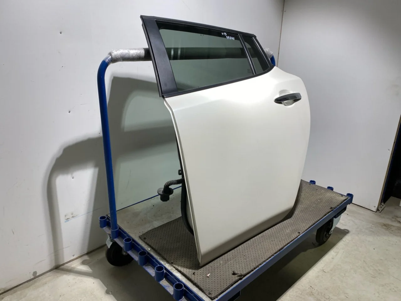 Nissan LEAF 2011-17 Rear left door, 4-door view 2
