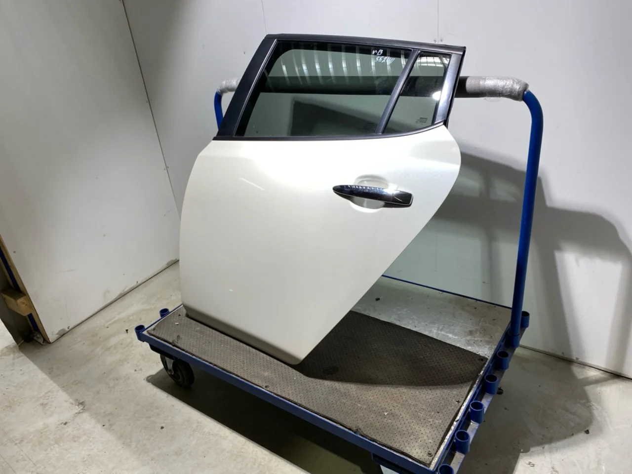 Nissan LEAF 2011-17 Rear left door, 4-door view 3