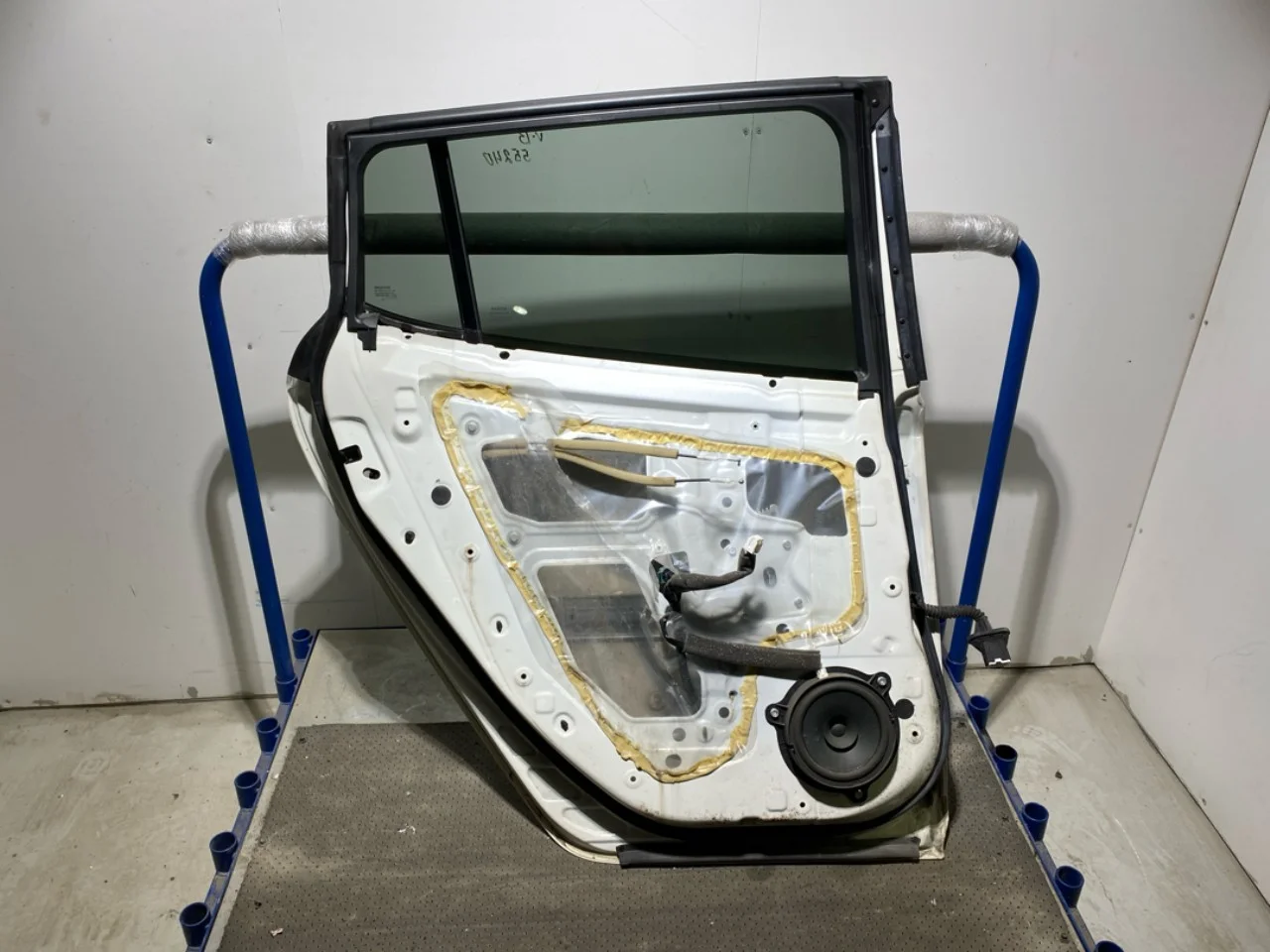 Nissan LEAF 2011-17 Rear left door, 4-door view 4