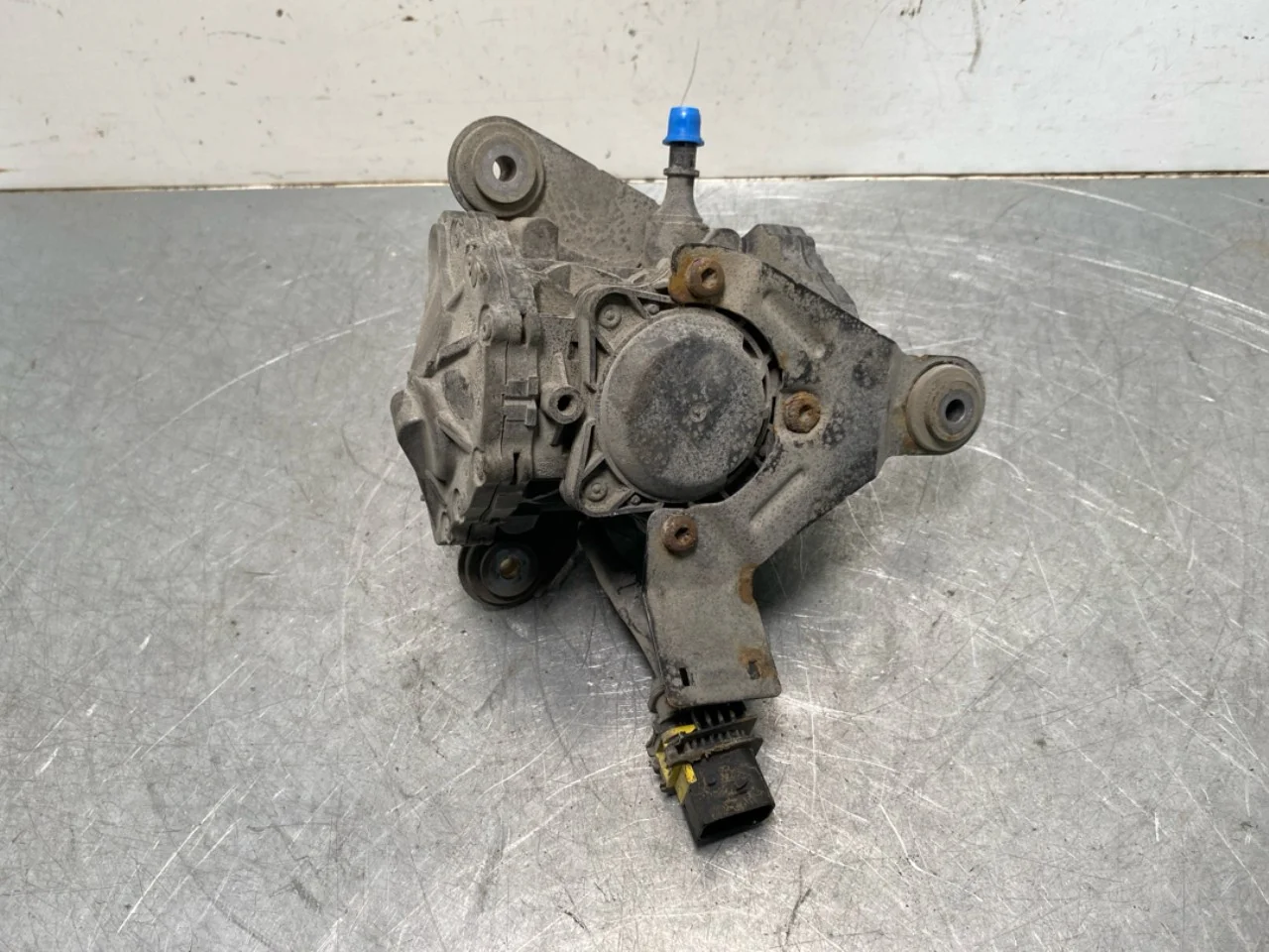 Mercedes B 180-200 W246/W242 2012-19 Vacuum pump view 3
