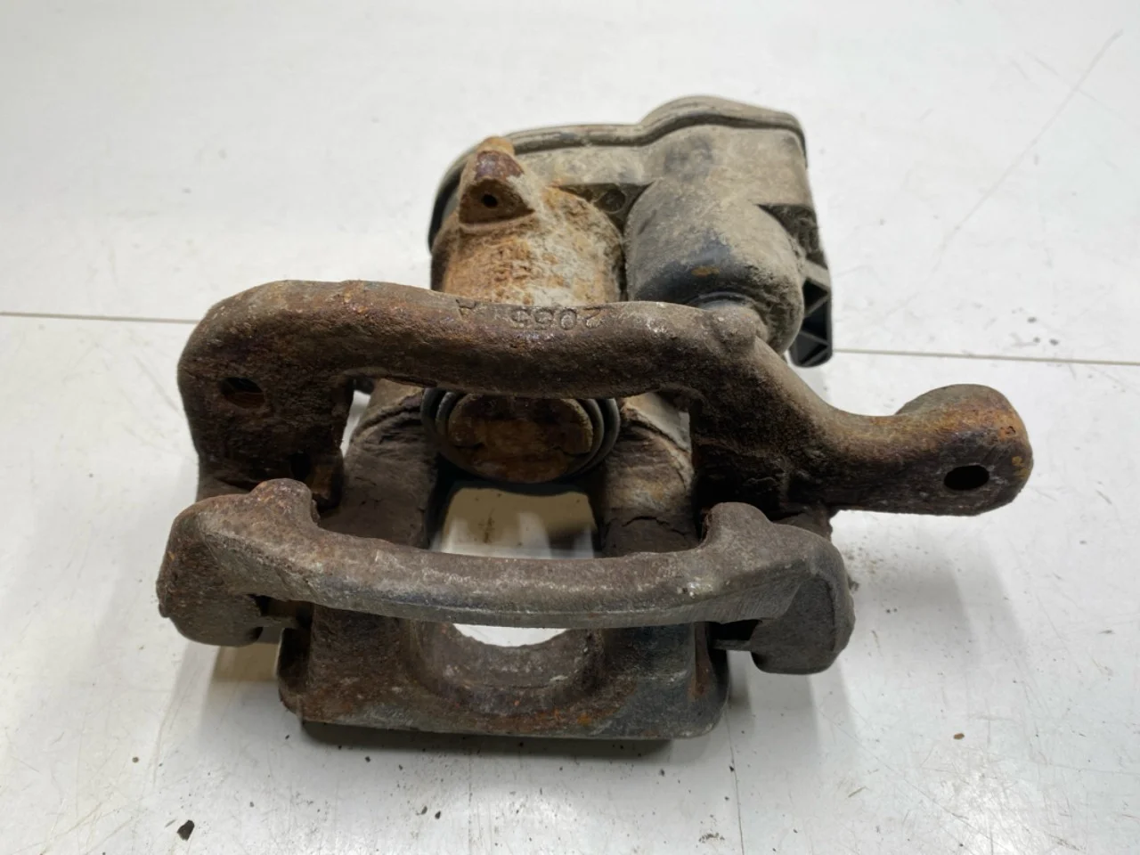 Nissan LEAF 2017-24 Rear left brake caliper view 3