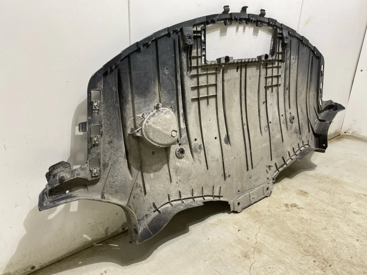 Tesla MODEL 3 2024- Alsó védőlemez (motor/váltó/padló) nézet 2