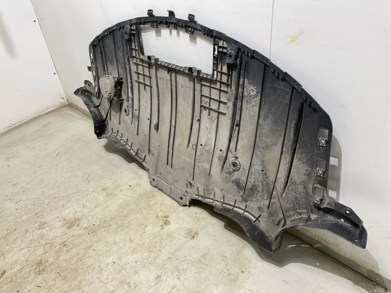 Tesla MODEL 3 2024- Alsó védőlemez (motor/váltó/padló) nézet 3