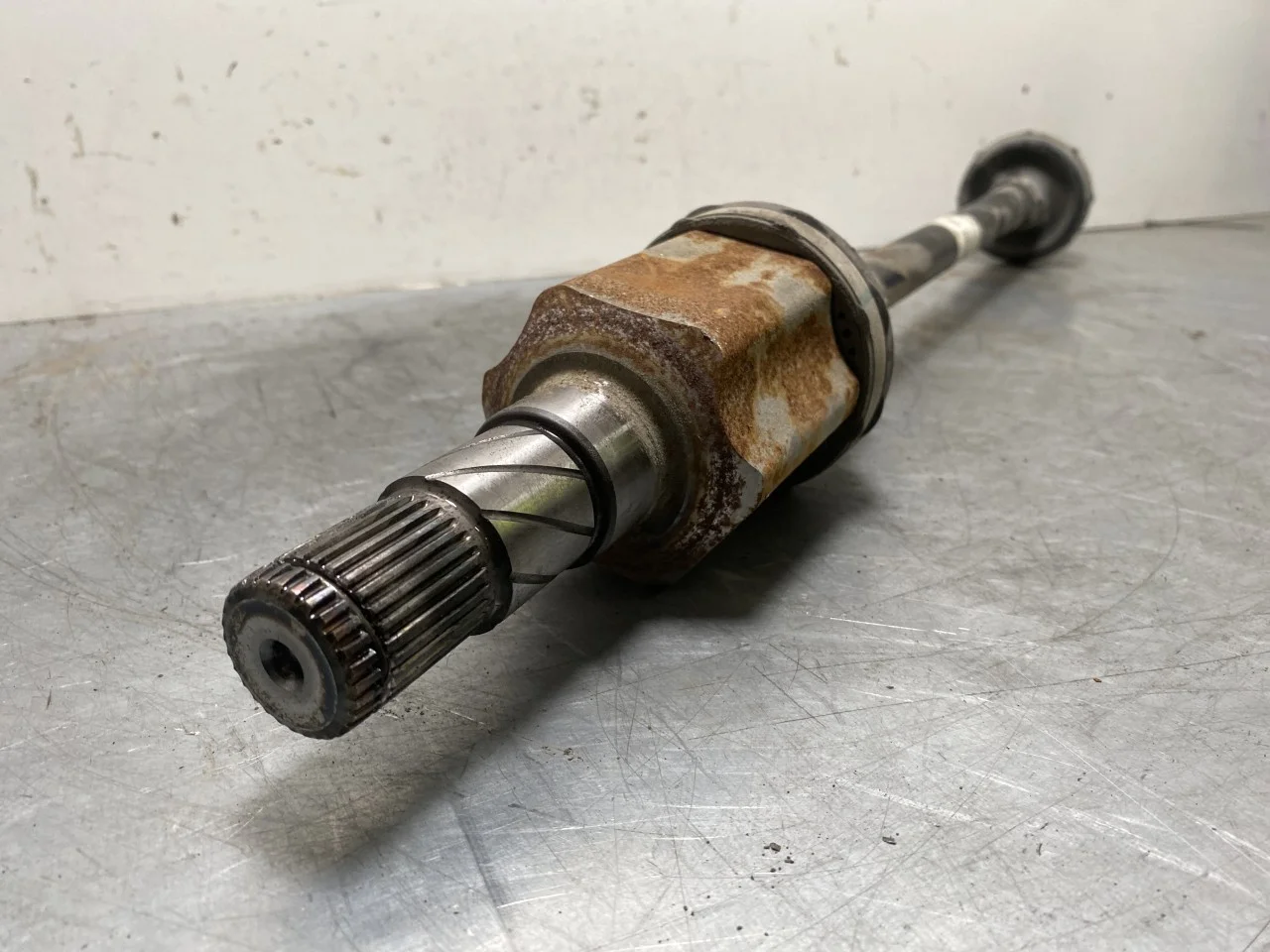 Tesla MODEL 3 2024- Rear left driveshaft view 3