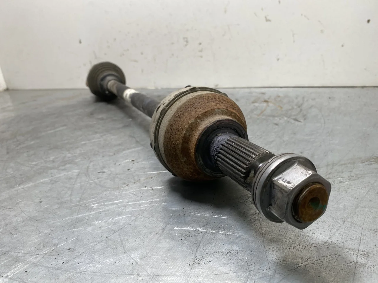 Tesla MODEL 3 2024- Rear left driveshaft view 4