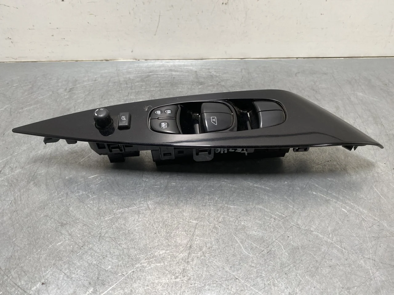 Nissan LEAF 2011-17 Window regulator switch view 2