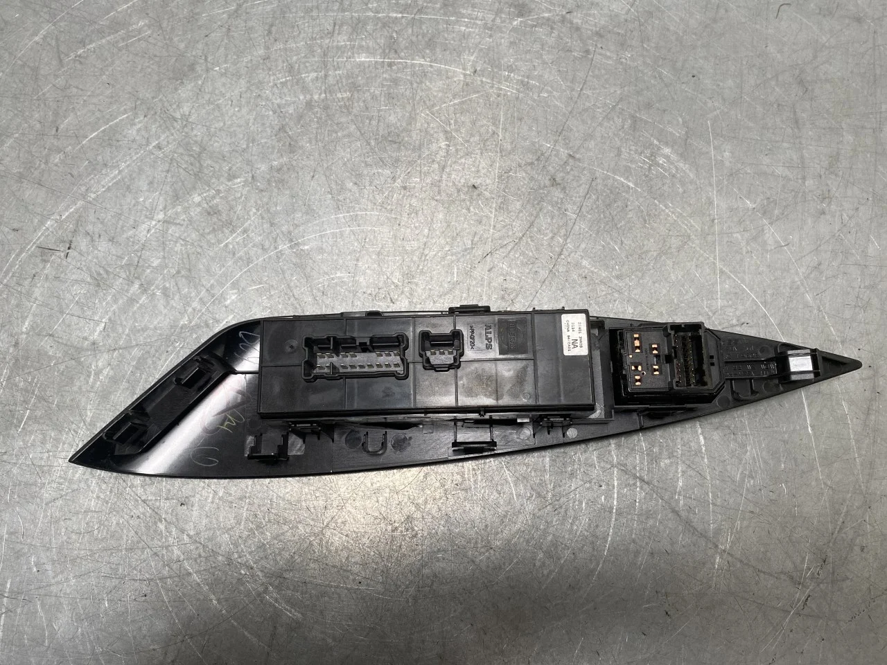 Nissan LEAF 2011-17 Window regulator switch view 3