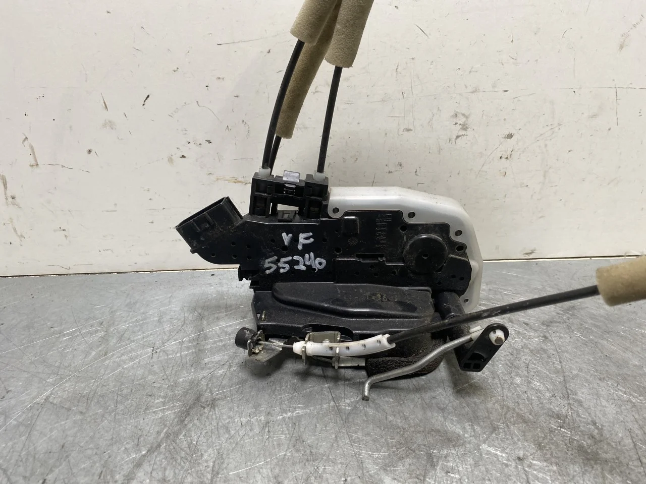 Nissan LEAF 2011-17 Door lock housing view 2