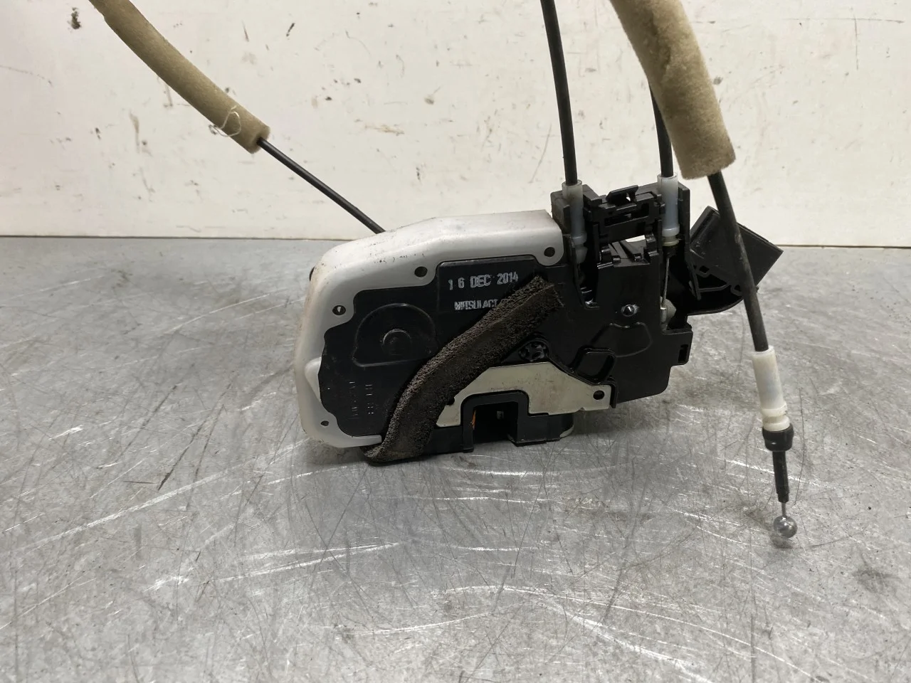 Nissan LEAF 2011-17 Door lock housing view 3