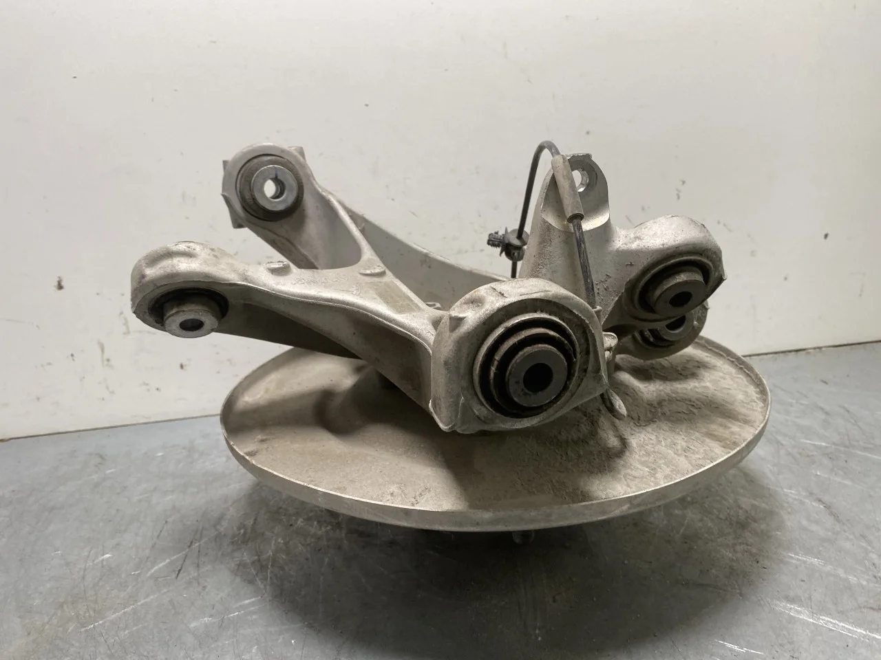 Tesla MODEL 3 2024- Stub axle carrier, left rear view 3
