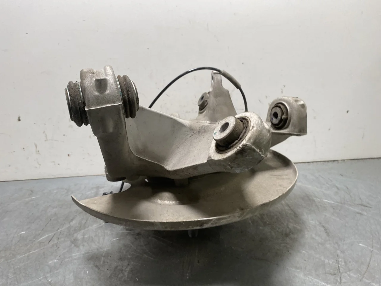 Tesla MODEL 3 2024- Stub axle carrier, left rear view 4