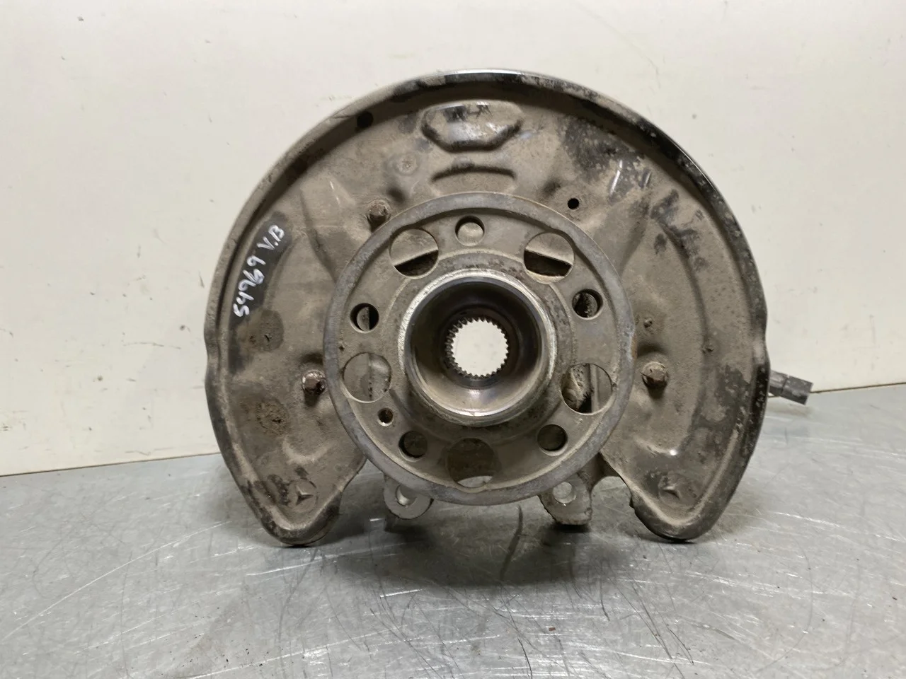 Mercedes EQC 2020- Stub axle carrier, left rear view 2