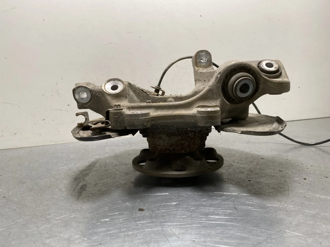 Mercedes EQC 2020- Stub axle carrier, left rear view 3