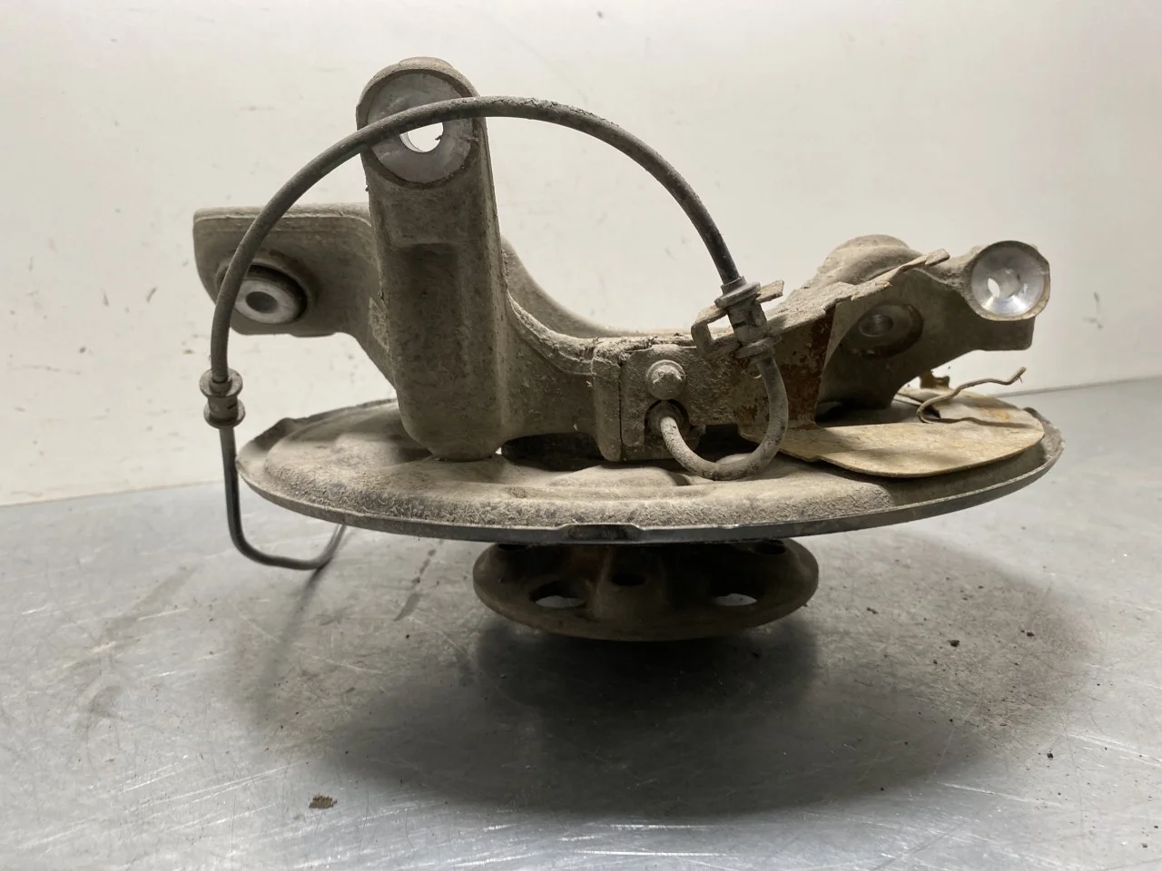 Mercedes EQC 2020- Stub axle carrier, left rear view 4
