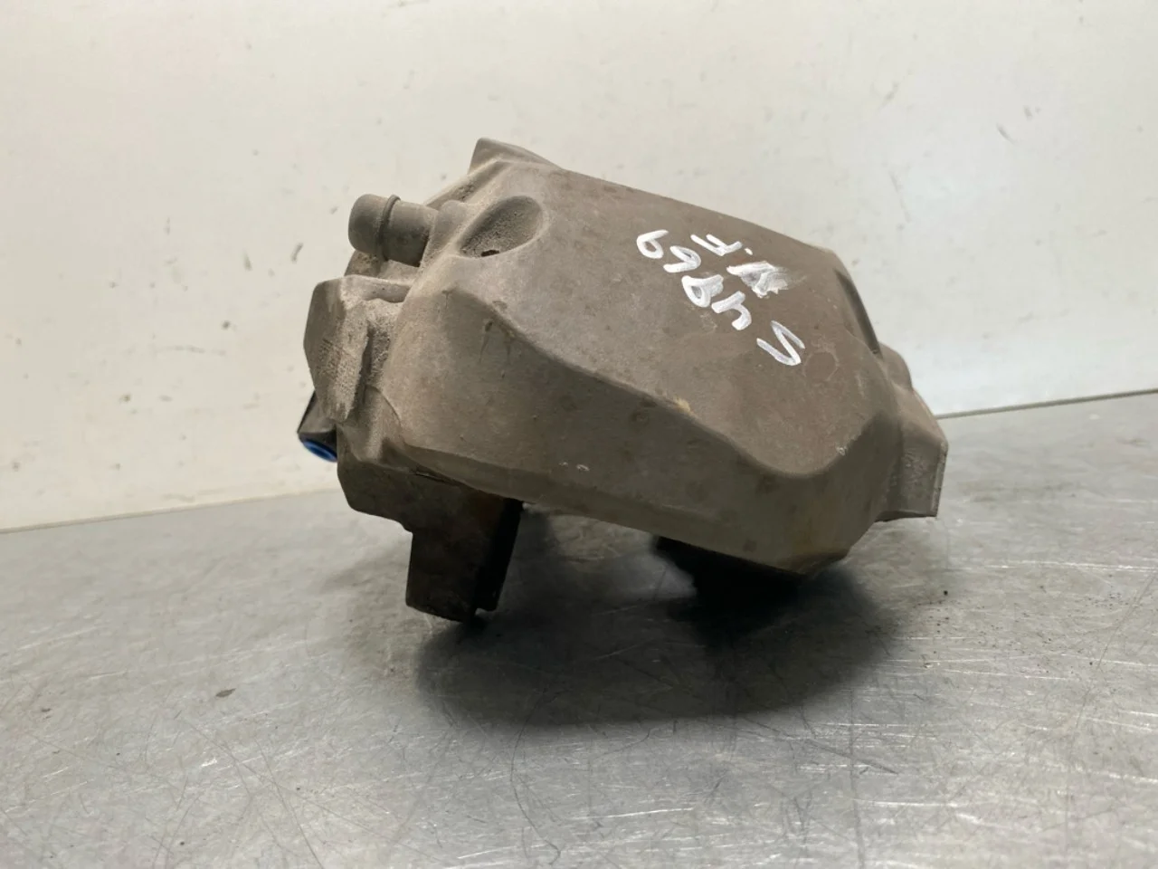 Mercedes EQC 2020- Front left brake caliper view 4