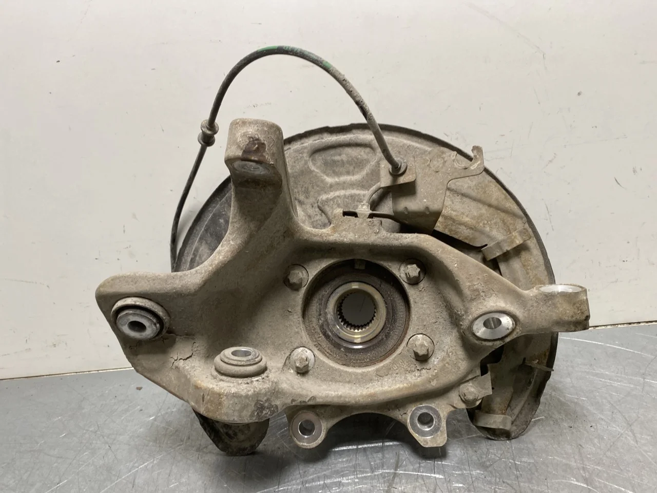 Mercedes EQC 2020- Stub axle carrier, right rear view 2