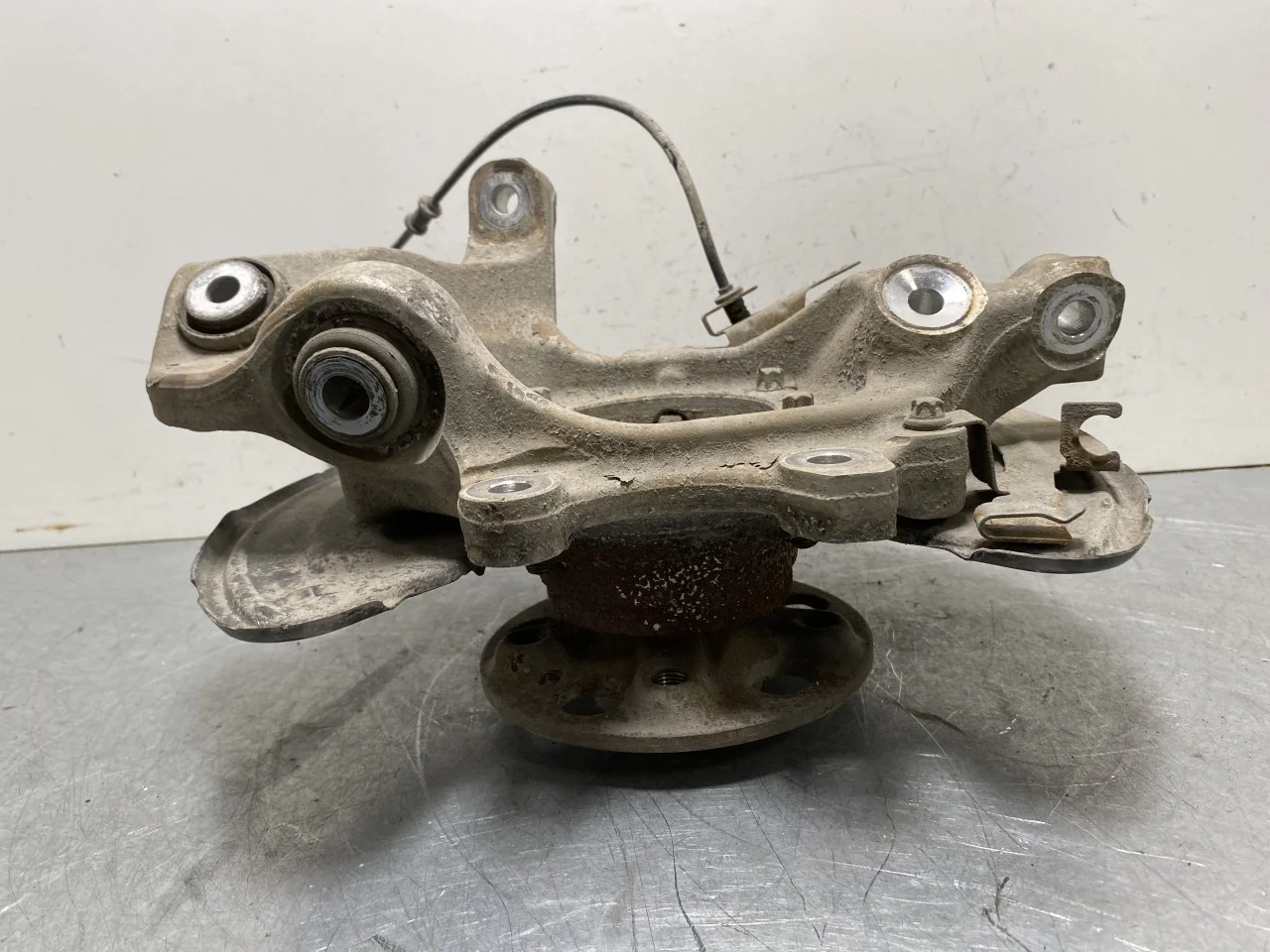 Mercedes EQC 2020- Stub axle carrier, right rear view 3