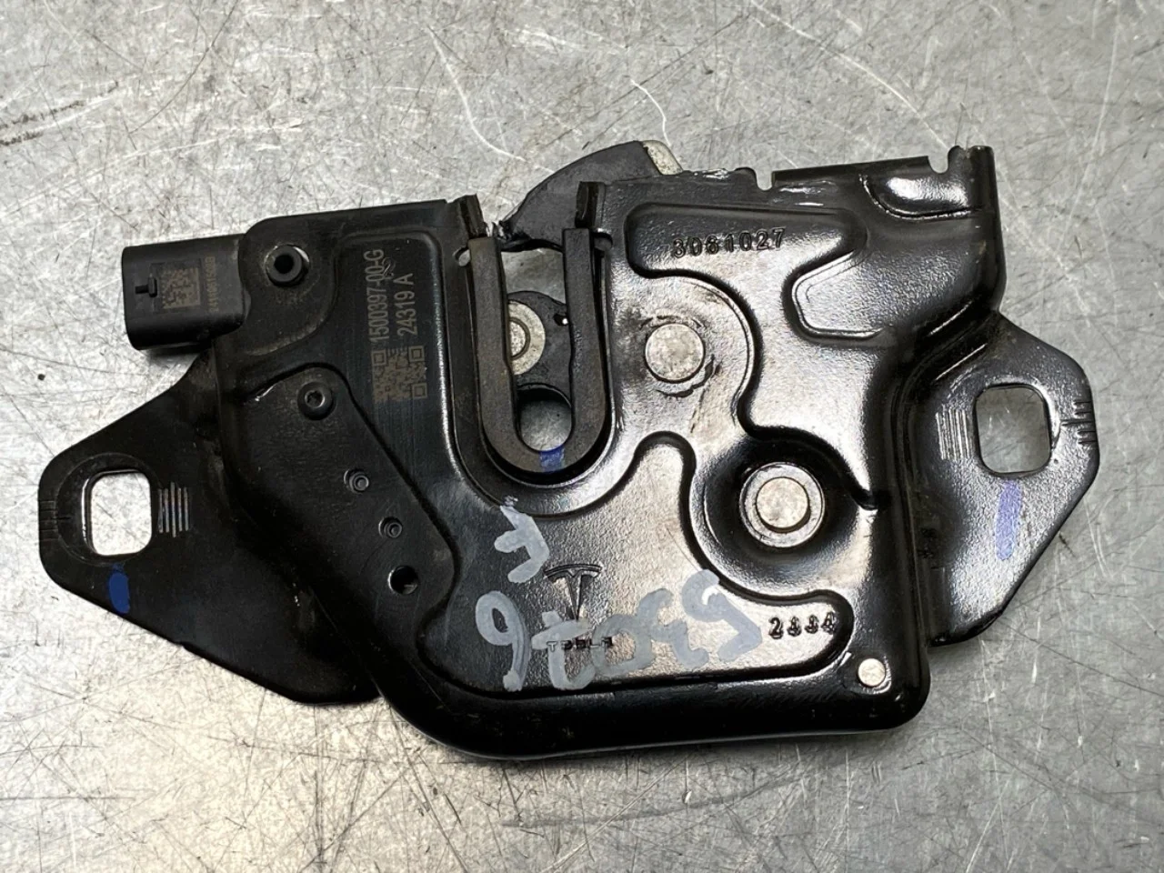 Tesla MODEL 3 2024- Hood latch