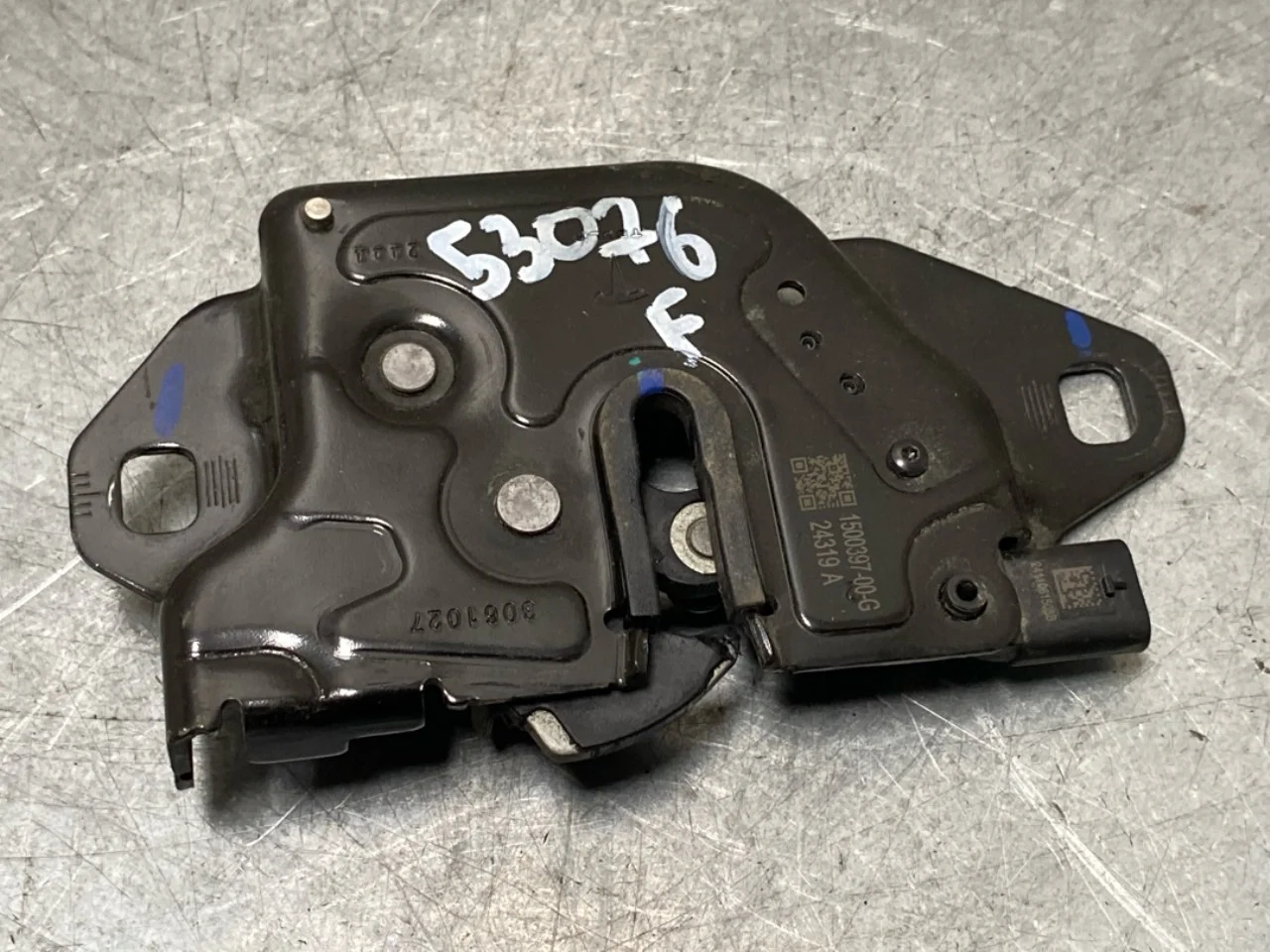 Tesla MODEL 3 2024- Hood latch view 2