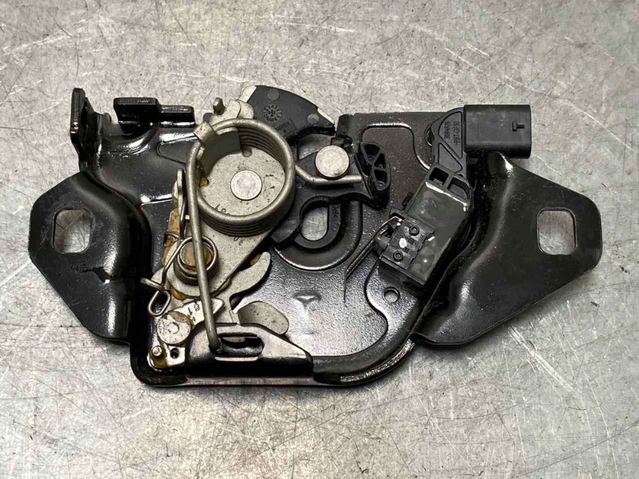 Tesla MODEL 3 2024- Hood latch view 3
