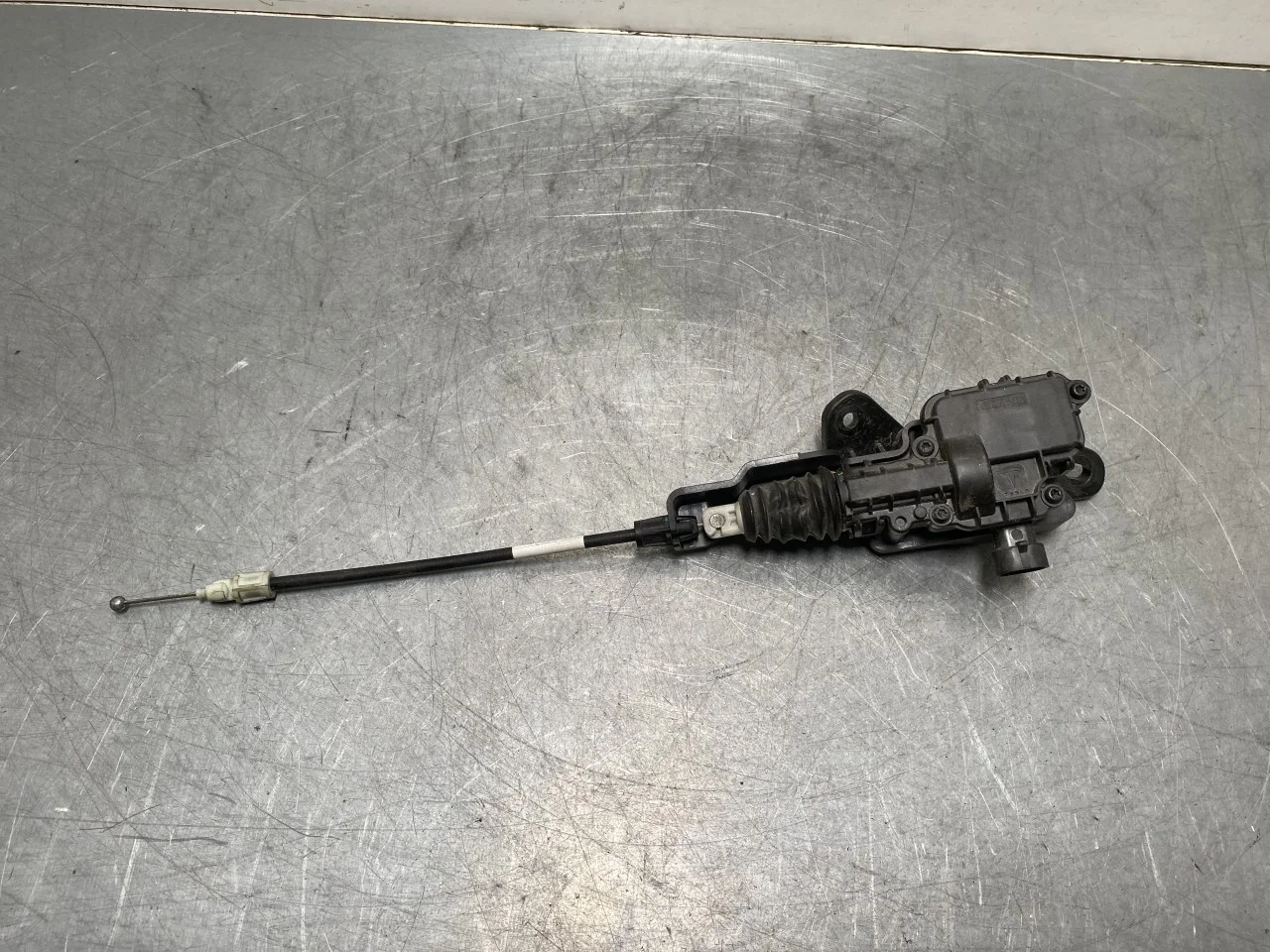 Tesla MODEL 3 2024- Hood latch