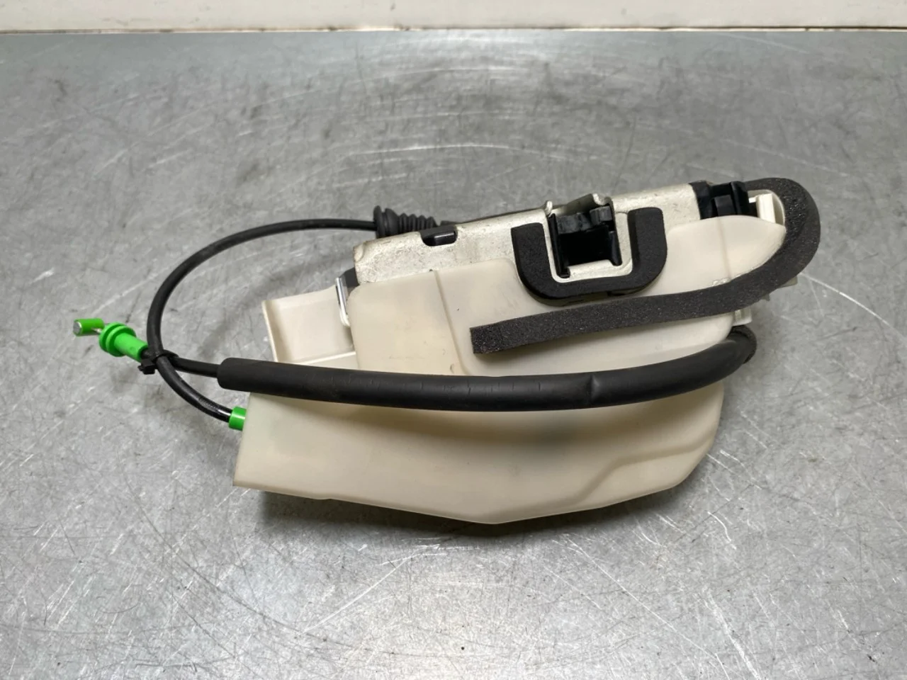 Tesla MODEL Y 2021- Door lock housing view 2