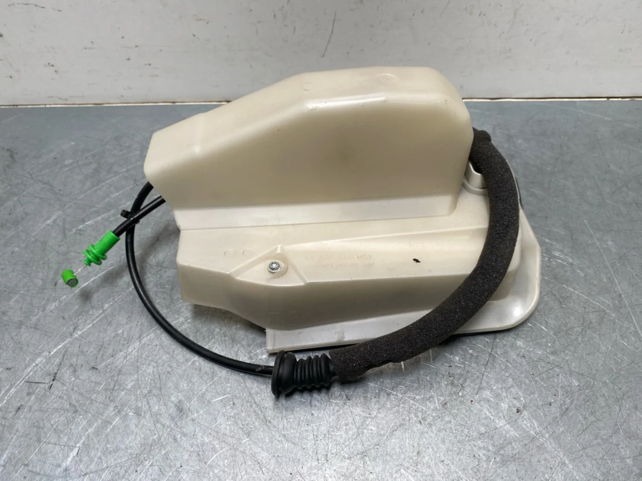 Tesla MODEL Y 2021- Door lock housing view 3