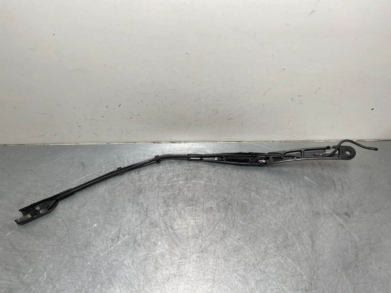 Tesla MODEL 3 2024- Windshield wiper arm(s) view 2