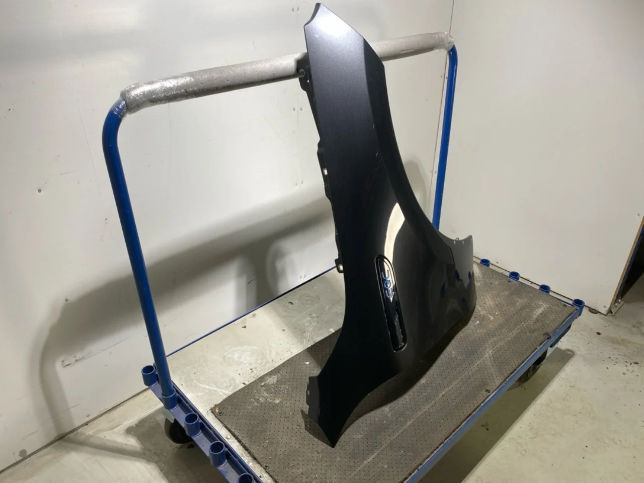 Mercedes EQC 2020- Front right fender view 2