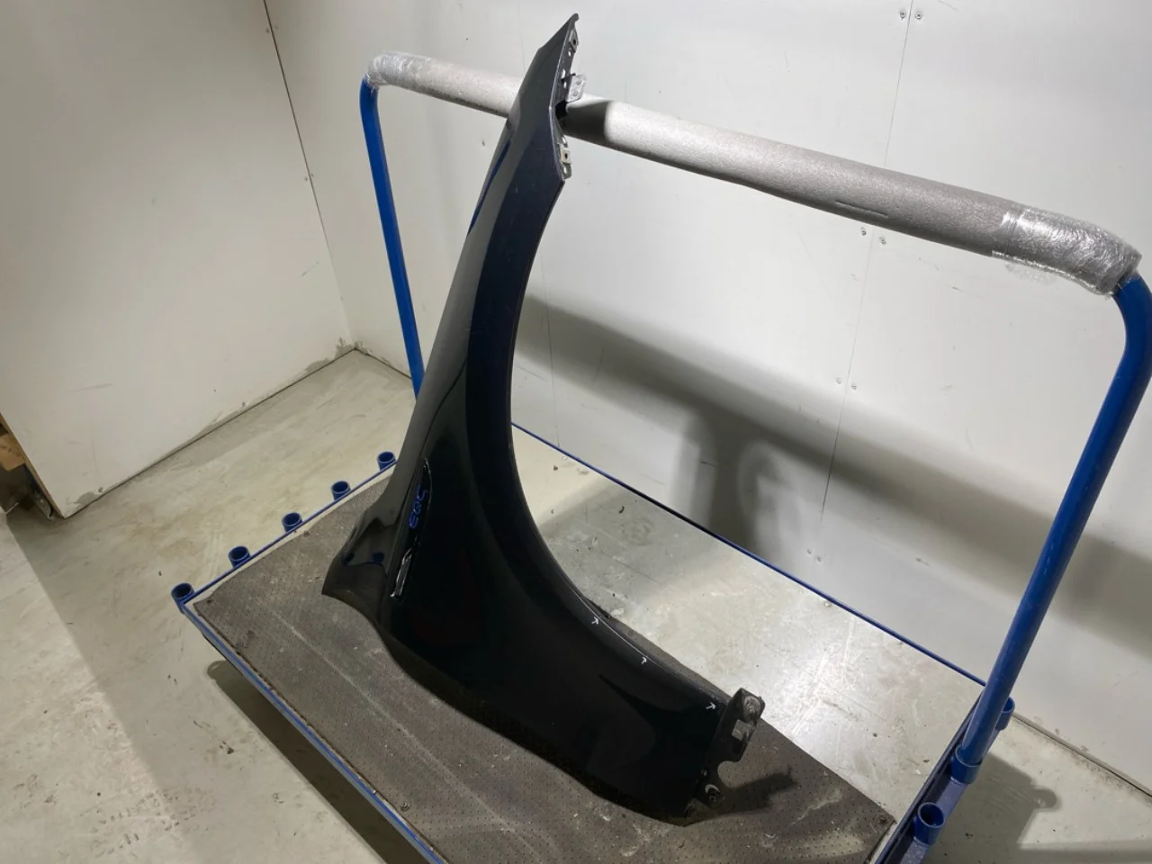 Mercedes EQC 2020- Front right fender view 3
